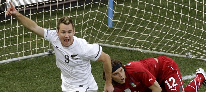 Novozélanďan Shane Smeltz se raduje z gólu do sítě Italů