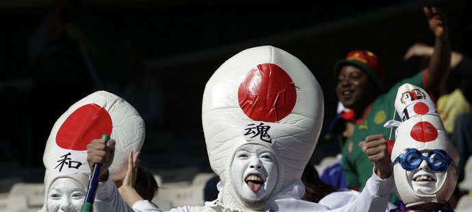 Japonští fanoušci před zápasem proti Kamerunu