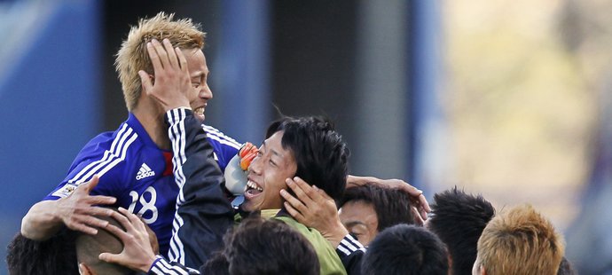 Japonští fotbalisté slaví Hondovu trefu na MS 2010