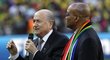 Šéf FIFA Joseph Blatter (vlevo) a prezident JAR Jacob Zuma právě zahájili světový šampionát