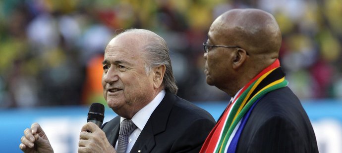 Šéf FIFA Joseph Blatter (vlevo) a prezident JAR Jacob Zuma právě zahájili světový šampionát