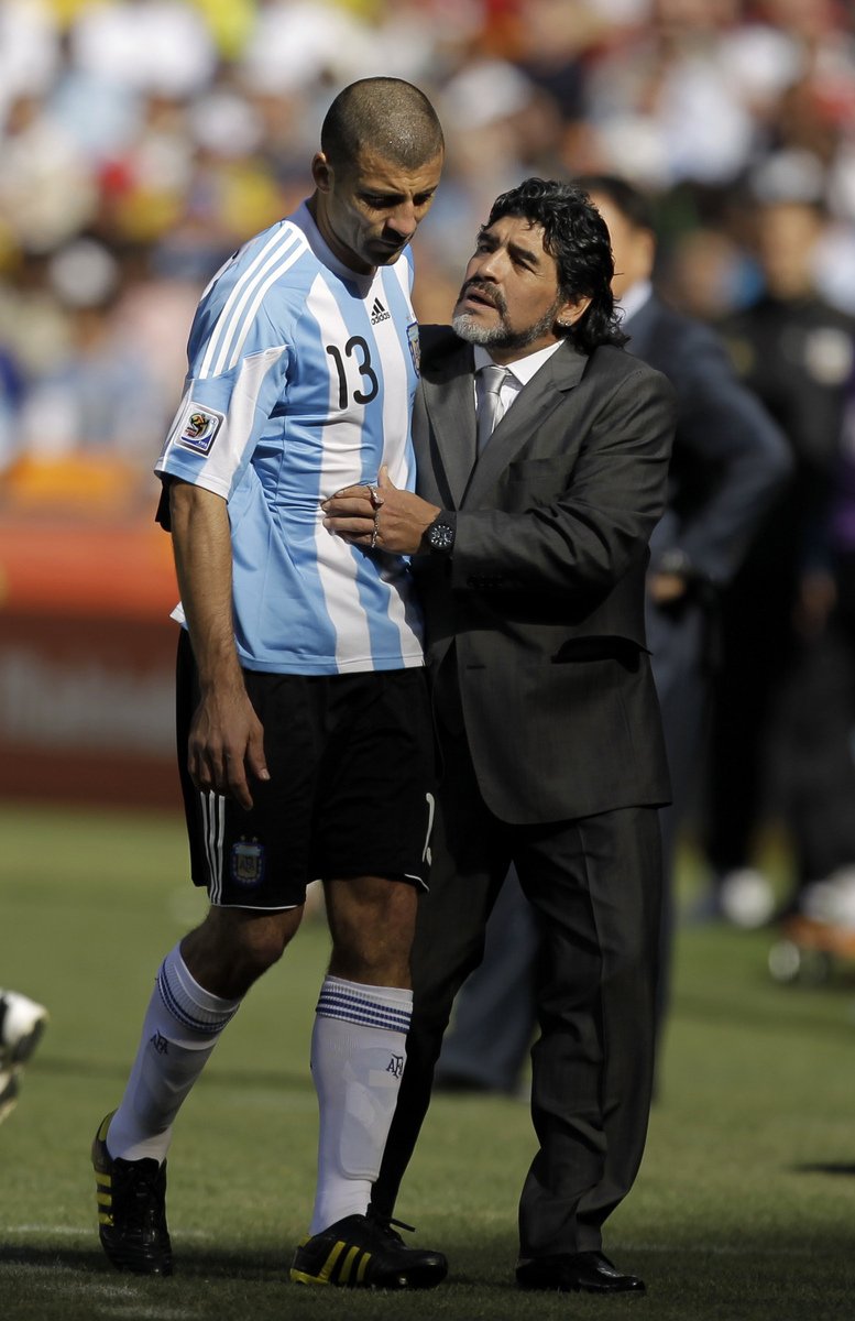 Argentinský kouč Diego Maradona s Walterem Samuelem