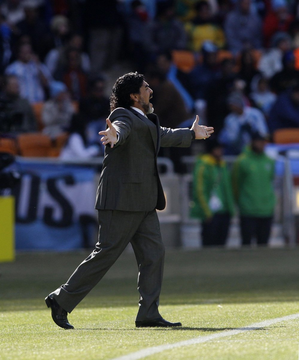 Diego Maradona se rozčiluje během zápasu s Jižní Koreou