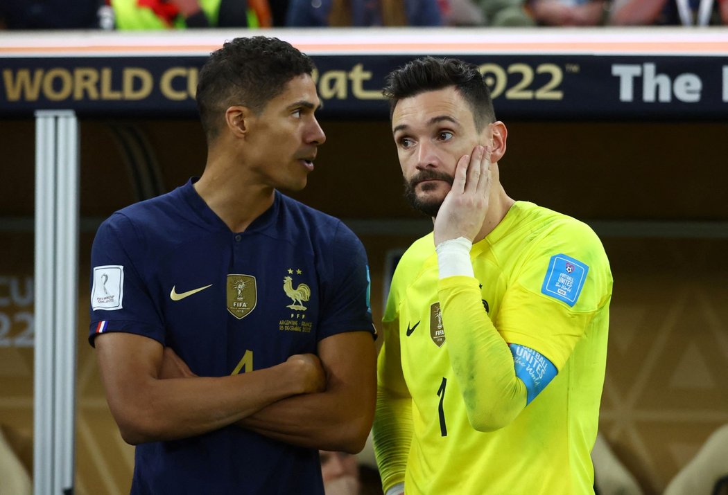 Po finálovém utkání byli Francouzi Hugo Lloris (vpravo) a Raphael Varane zklamaní, přesto patřili k hlavním tvářím turnaje