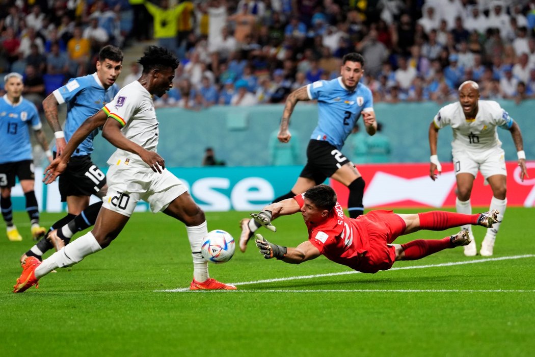 Brankář Sergio Rochet fauluje Mohammeda Kuduse v zápase Uruguay - Ghana a způsobuje penaltu