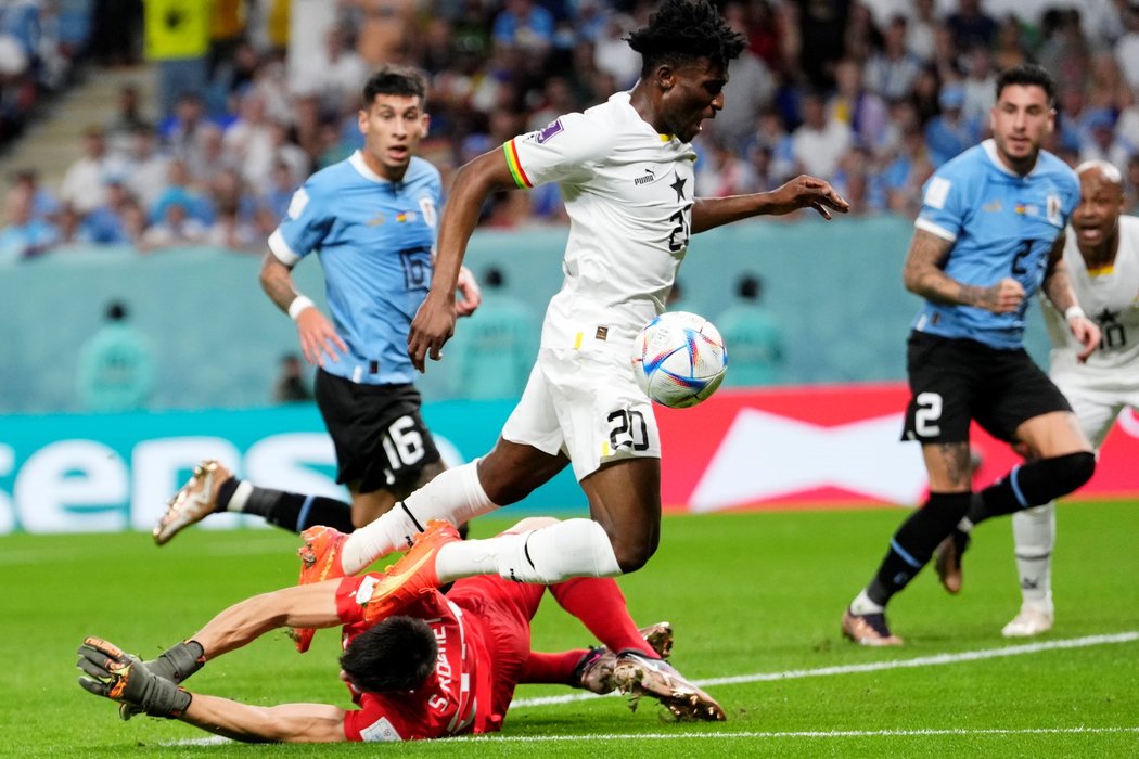 Brankář Sergio Rochet fauluje Mohammeda Kuduse v zápase Uruguay - Ghana a způsobuje penaltu