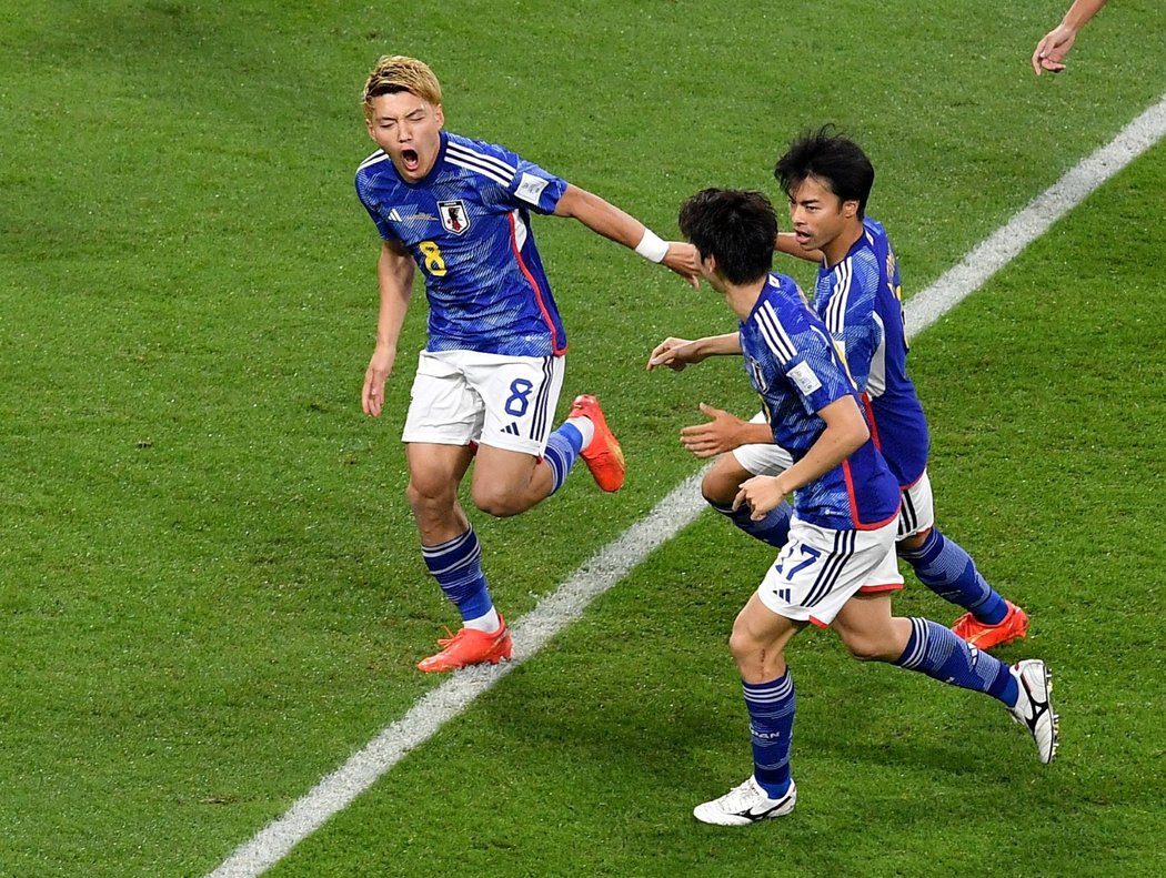 Ze svého gólu se Ritsu Doan raduje se spoluhráči z Japonska