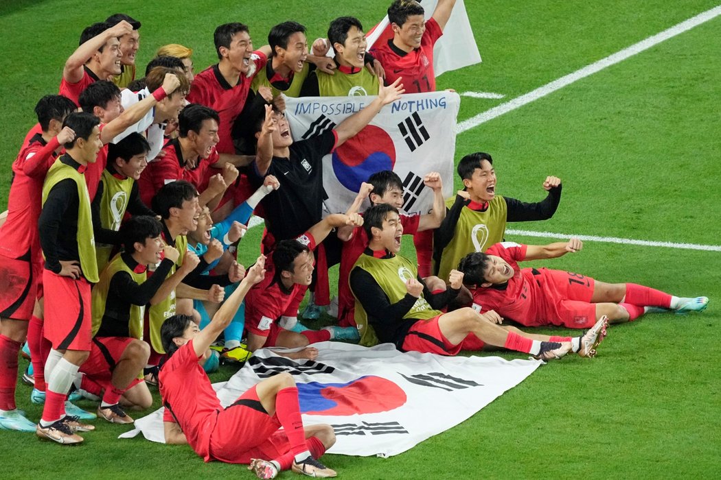 Hráči Jižní Korey se fotí po postupu ze skupinové fáze MS v Kataru
