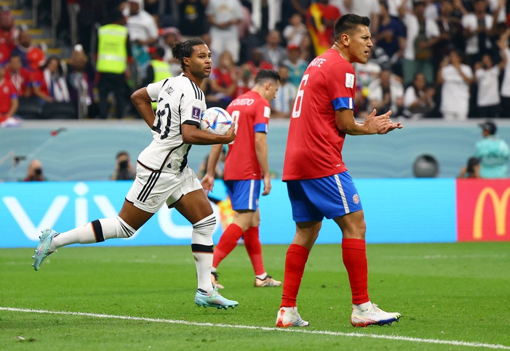Serge Gnabry spěchá s míčem na půlku po své brance v utkání s Kostarikou