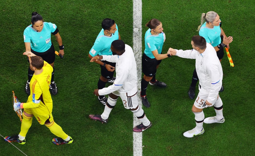 Před zápasem mezi Kostarikou a Německem se s hráči zdraví ženský rozhodcovský tým