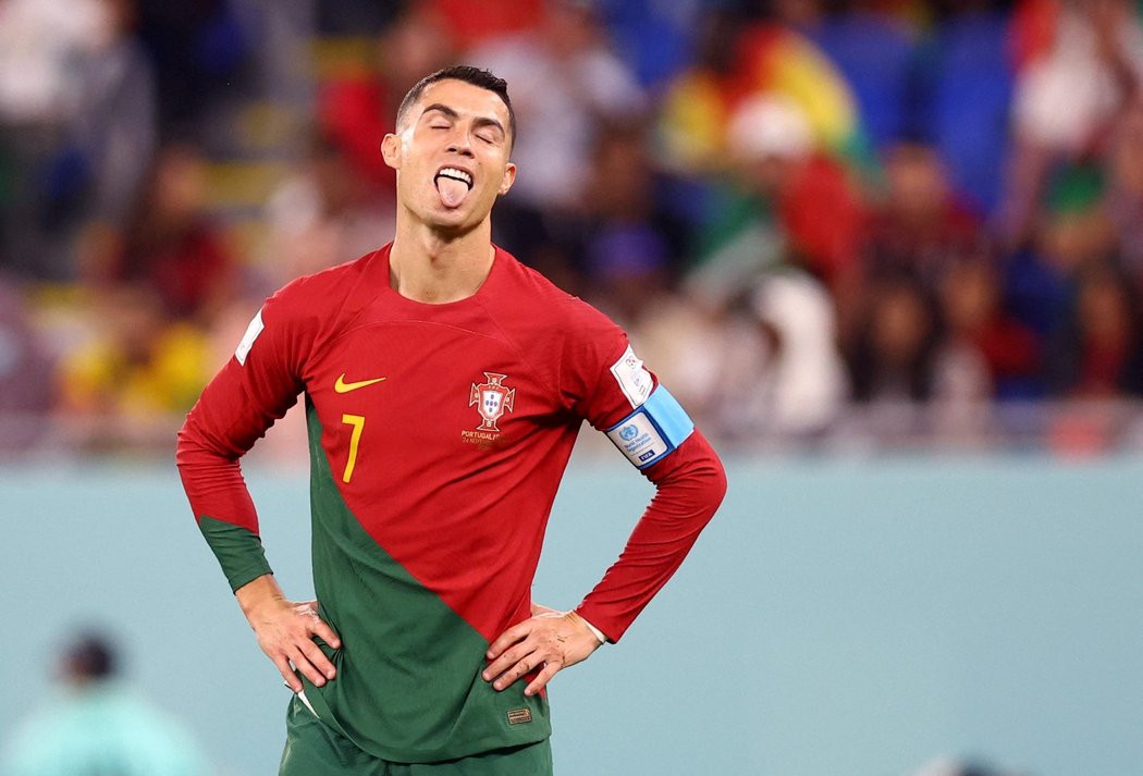 Cristiano Ronaldo předvádí odevzdaný výraz po neproměněné šanci v utkání s Ghanou