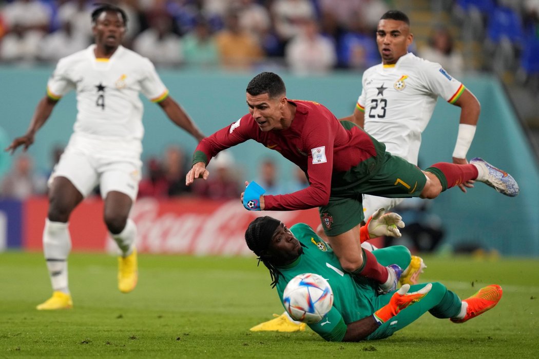 Střet hvězdného Portugalce Cristiana Ronalda s gólmanem Ghany