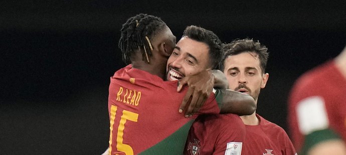 Portugalec Rafael Leao (vlevo) se raduje z trefy proti Ghaně, kdy zvýšil na 3:1