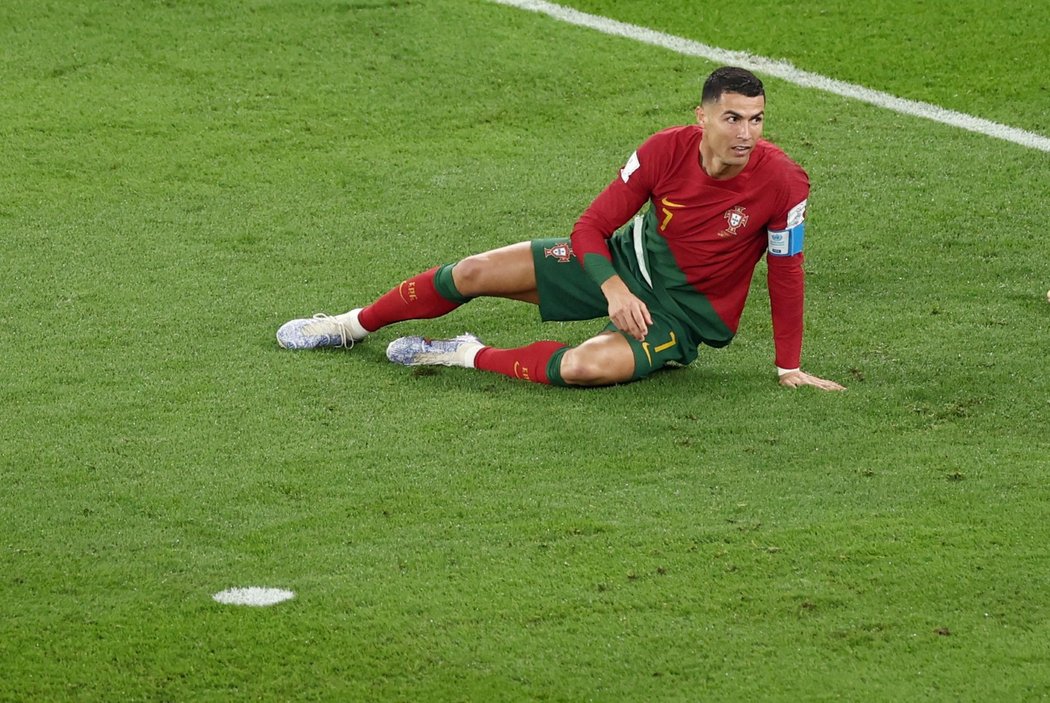 Hvězda Portugalsko Cristiano Ronaldo zůstává na trávníku po nezvládnuté příležitosti v zápase s Ghanou