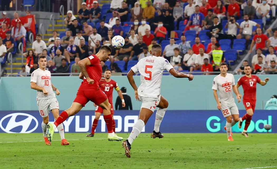 Střelec Srbů Aleksandar Mitrovič hlavičkuje přesně v duelu se Švýcarskem