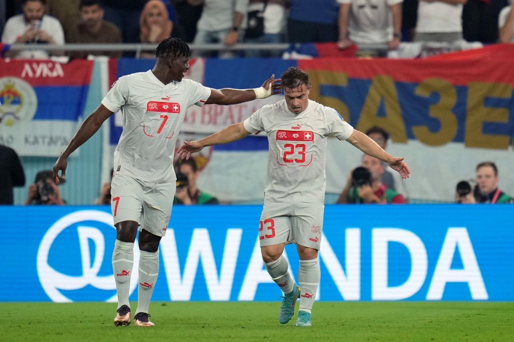 Bok po boku oslavují švýcarští střelci proti Srbsku Xherdan Shaqiri (vpravo) a Breel Embolo