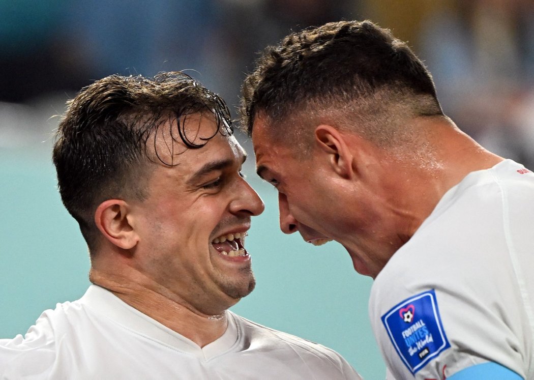 Granit Xhaka (vpravo) a Xherdan Shaqiri ze Švýcarska slaví trefu proti Srbům