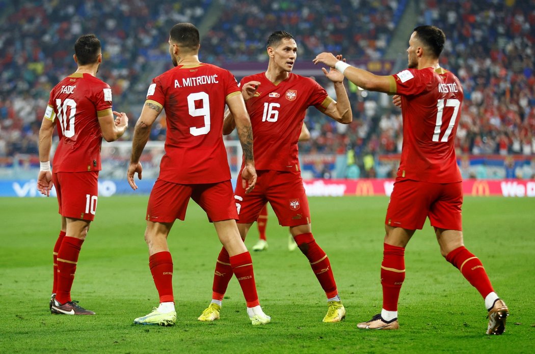 Srbská oslava gólu v posledním skupinovém zápase proti Švýcarsku