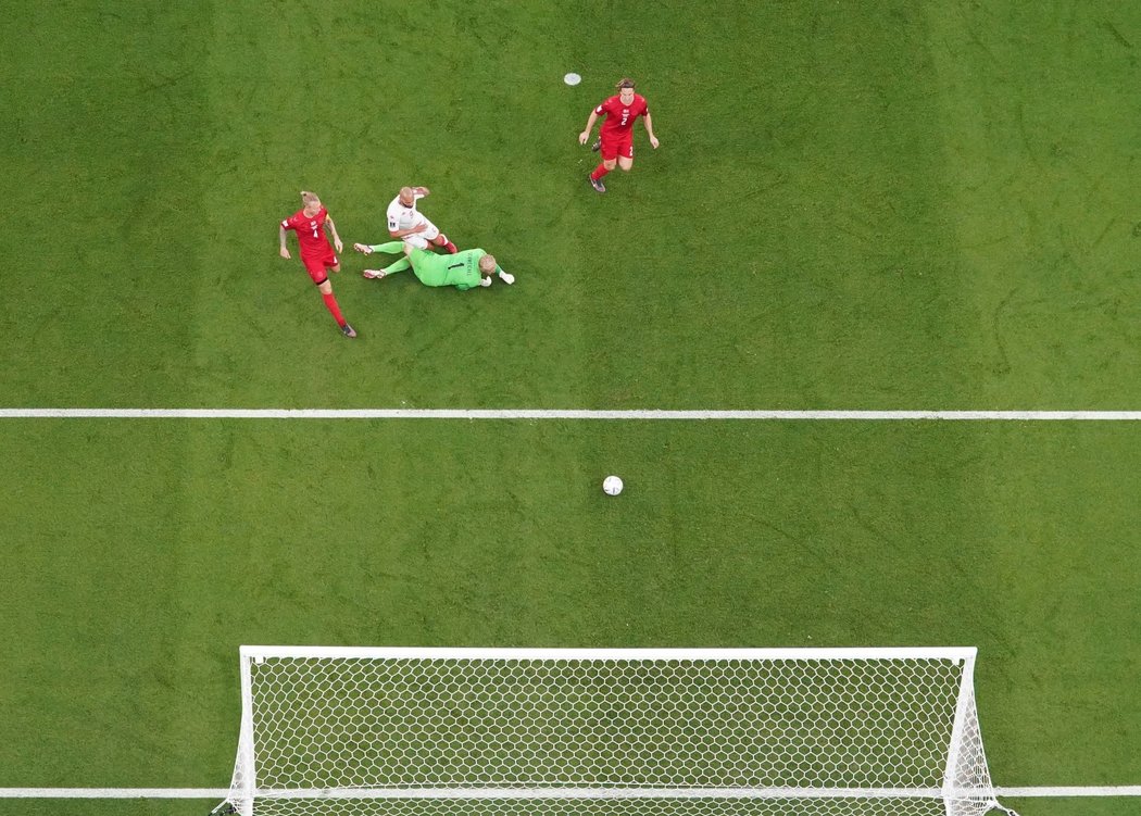 Isám Džebálí z Tuniska v prvním poločase proti Dánsku skóroval, gól však neplatil kvůli ofsajdu