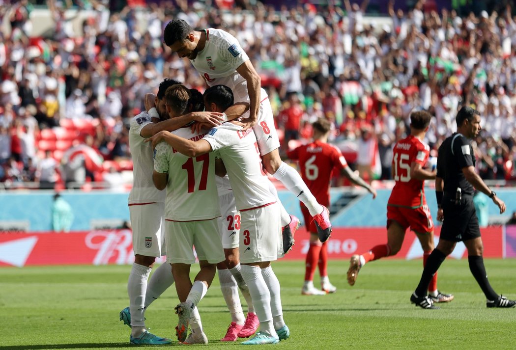 V Íránu zuří protesty na podporu ženských práv. Připojí se i fotbalisté v Kataru?