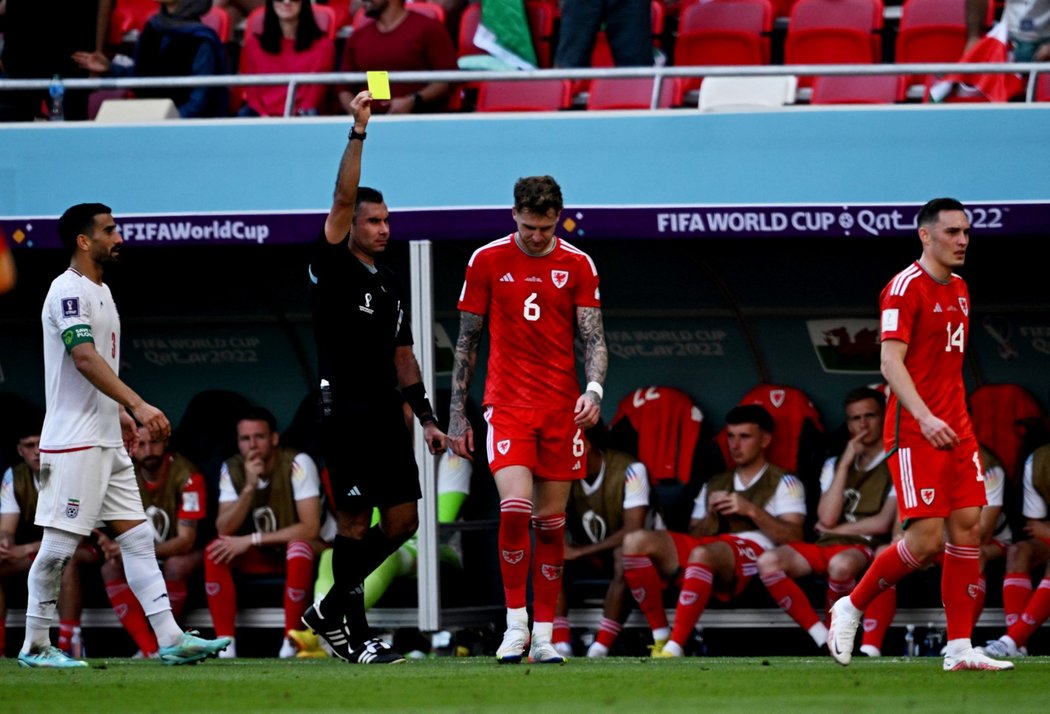 V prvním poločase Walesu proti Íránu viděl Joe Rodon žlutou kartu