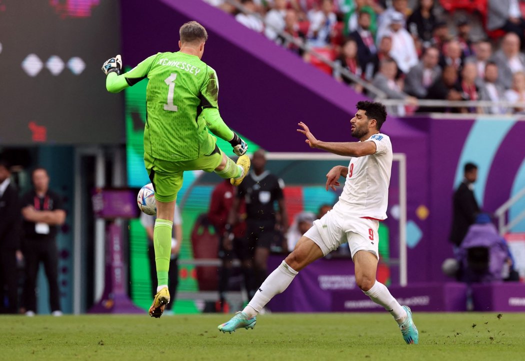 Brankář Wayne Hennessey byl vyloučen za zákrok kolenem