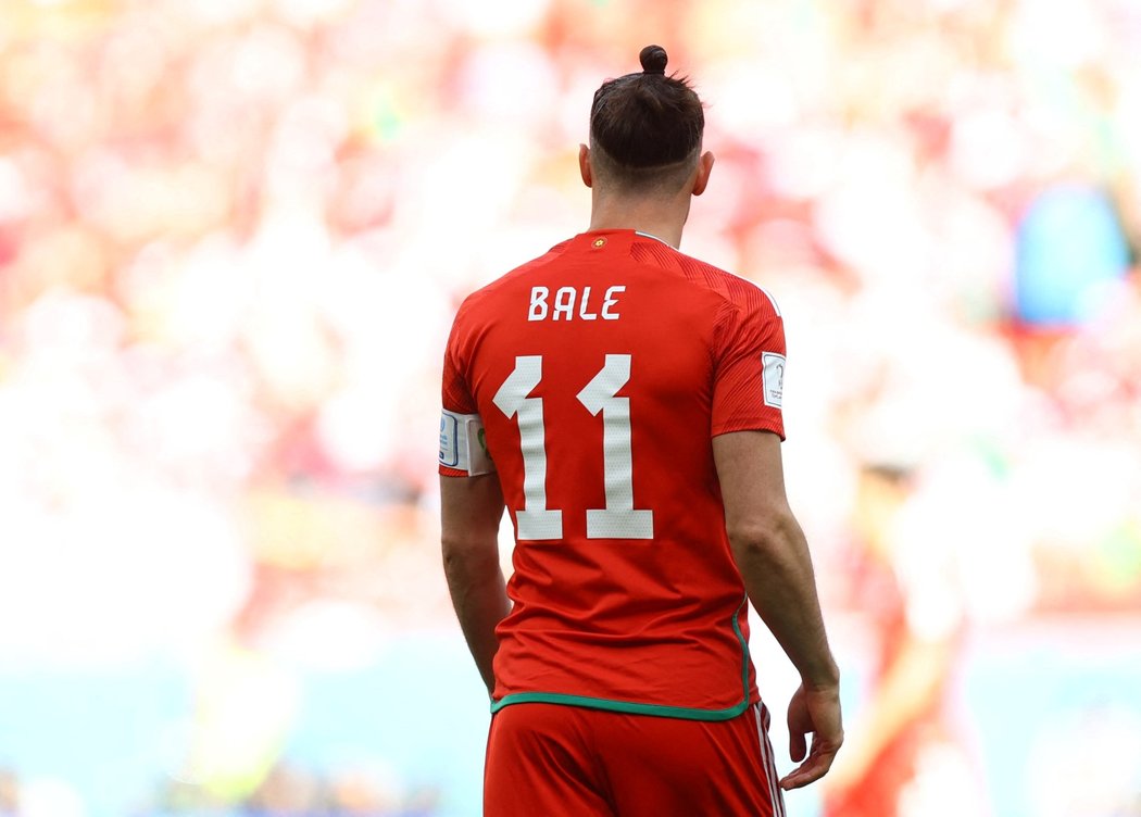 Gareth Bale během prvního poločasu skupinového klání Walesu proti Íránu moc nepředvedl