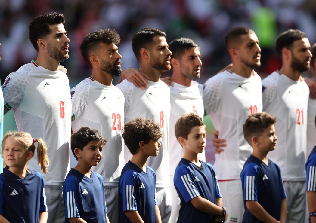 V Íránu zuří protesty na podporu ženských práv. Připojí se i fotbalisté v Kataru?