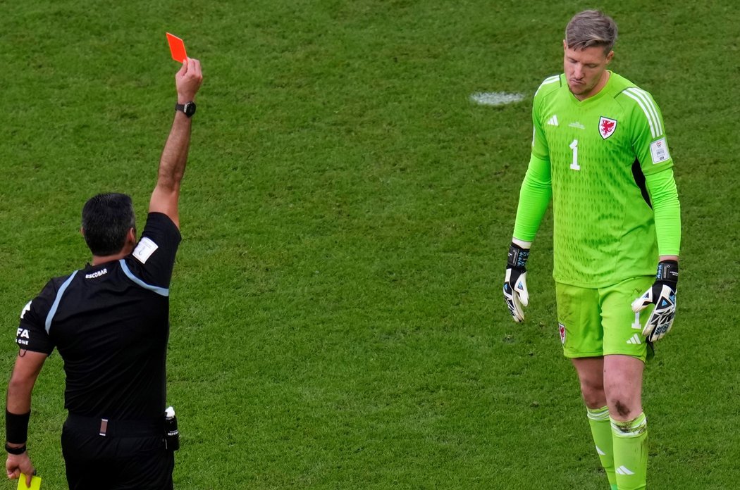 Brankář Wayne Hennessey byl vyloučen za zákrok kolenem