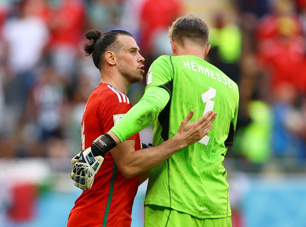 Brankář Wayne Hennessey byl vyloučen za zákrok kolenem, utěšuje ho Gareth Bale