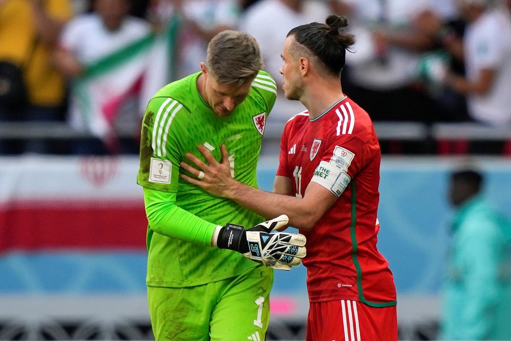 Brankář Wayne Hennessey byl vyloučen za zákrok kolenem, utěšuje ho Gareth Bale