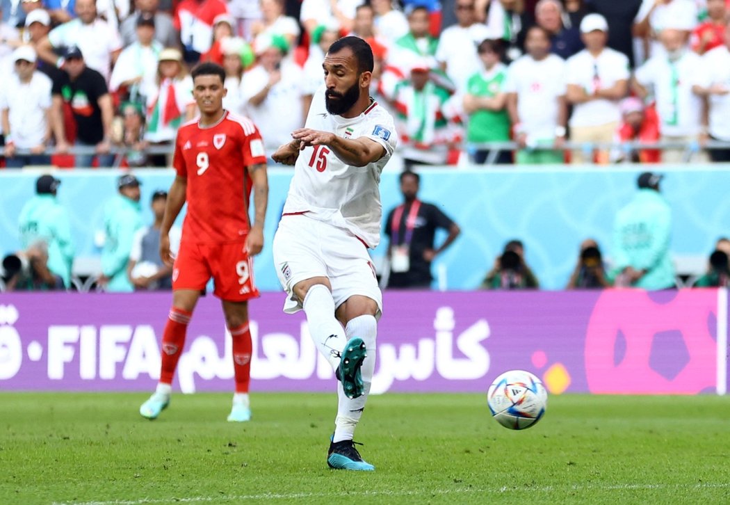 V Íránu zuří protesty na podporu ženských práv. Připojí se i fotbalisté v Kataru?