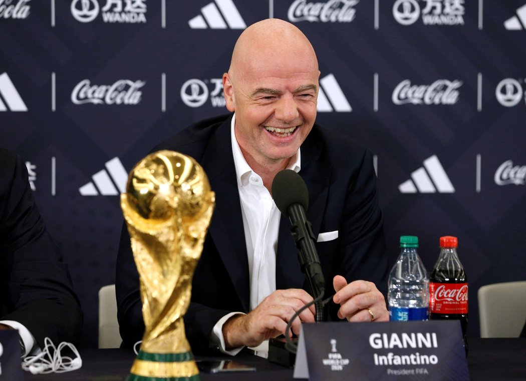 Šéf FIFA Gianni Infantino s pohárem pro mistry světa