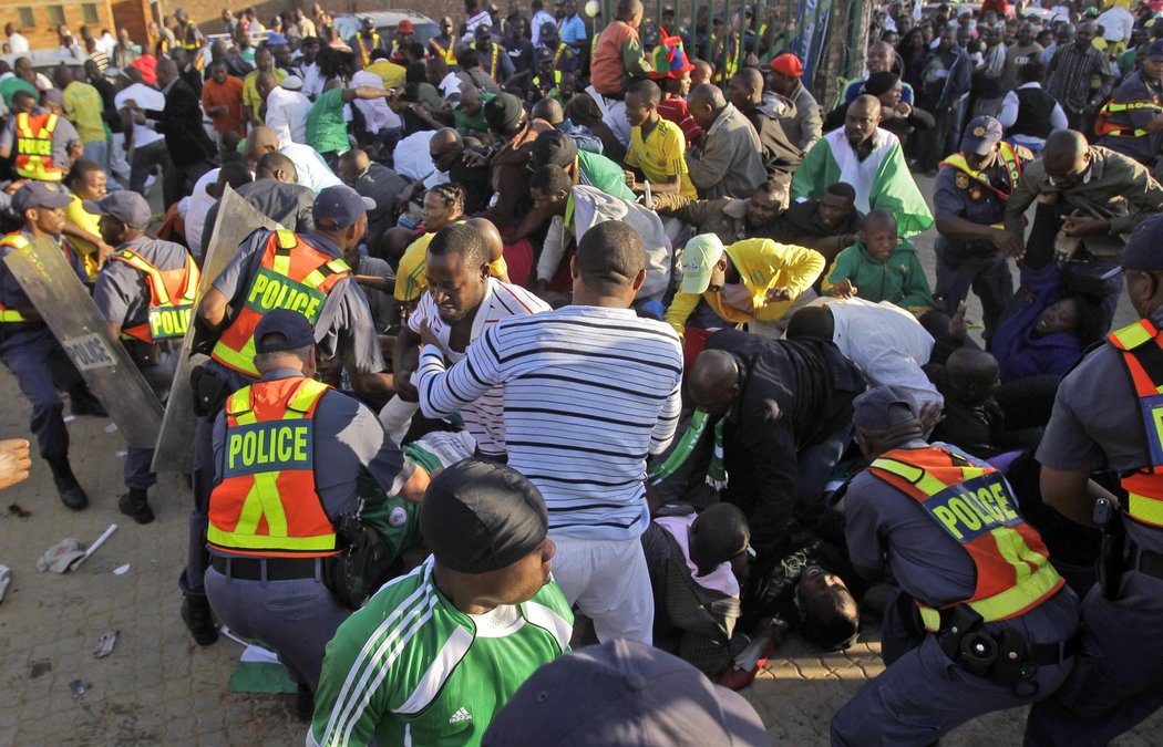 Policie se snaží uklidnit fanoušky před přípravným zápasem KLDR - Nigérie v Johanesburgu