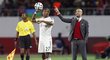 Kouč Bayernu Pep Guardiola uděluje taktické pokyny svým svěřencům během semifinále klubového MS v Maroku