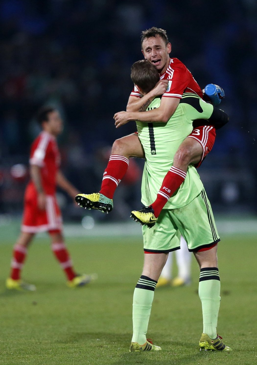 Gólman Bayernu Manuel Neuer se objímá se spoluhráčem Rafinhou po vítězném finále MS klubů