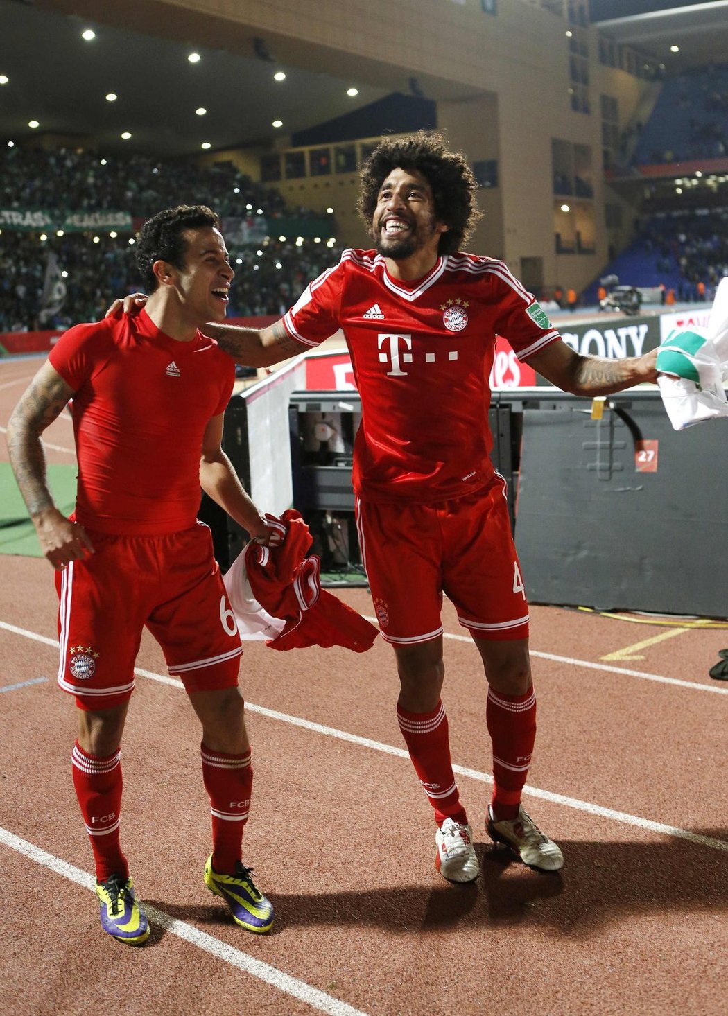 Fotbalisté Bayernu Thiago a Dante slaví triumf ve finále MS klubů