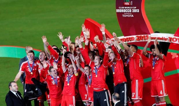 Fotbalisté Bayernu slaví s trofejí po vítězném finále MS klubů