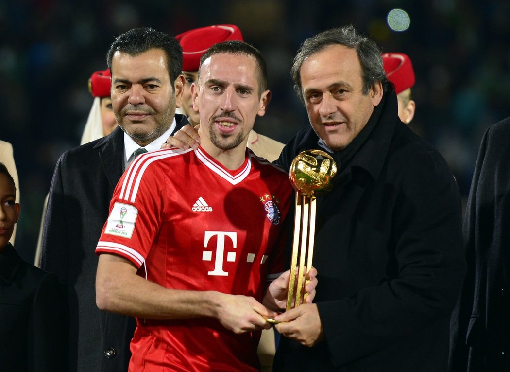 Nejlepším hráčem fotbalového MS klubů se stal Franck Ribéry z Bayernu Mnichov, fotografům pózuje s šéfem UEFA Michelem Platinim