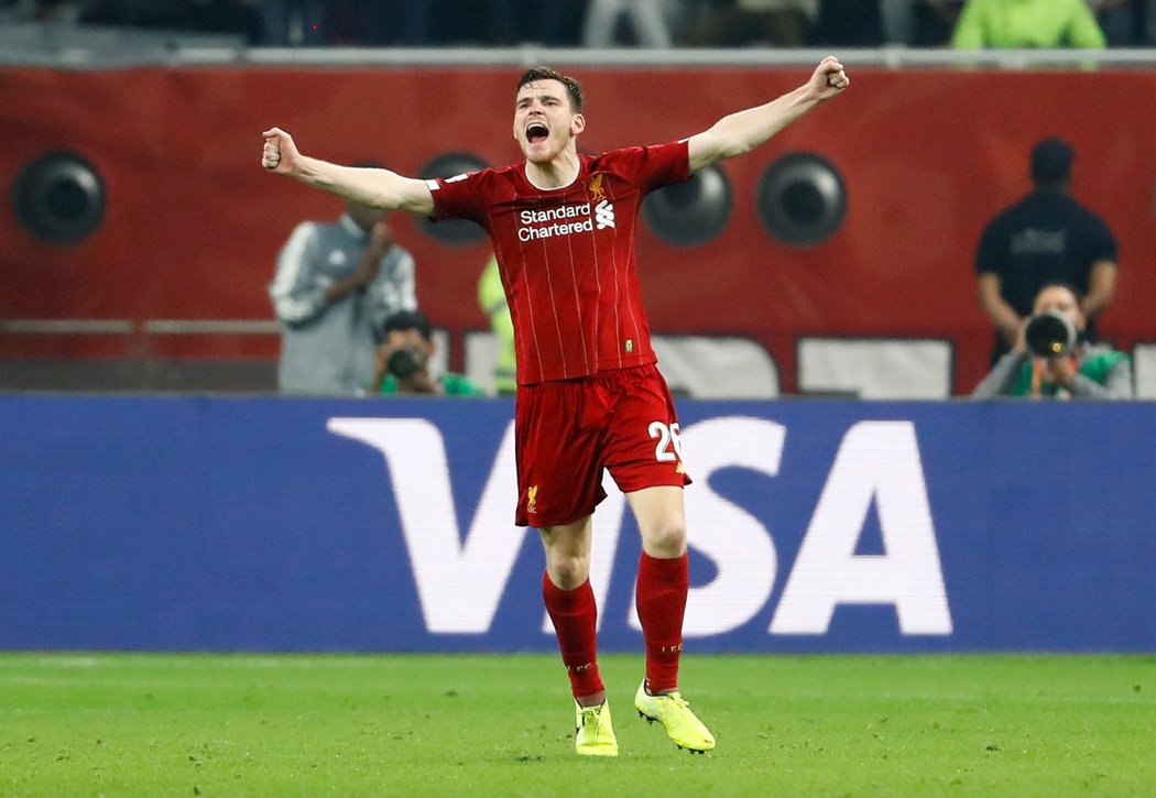 Levý bek Liverpoolu Andy Robertson oslavuje vítězství na MS klubů