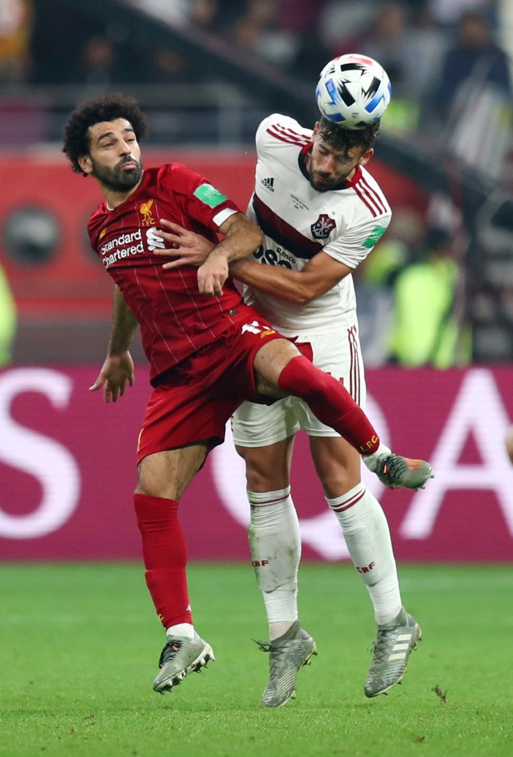 Liverpoolský Mohamed Salah v souboji s Pablem Marím z Flamenga