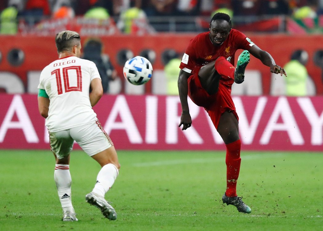 Sadio Mané střílí na branku Flamenga ve finále klubového MS