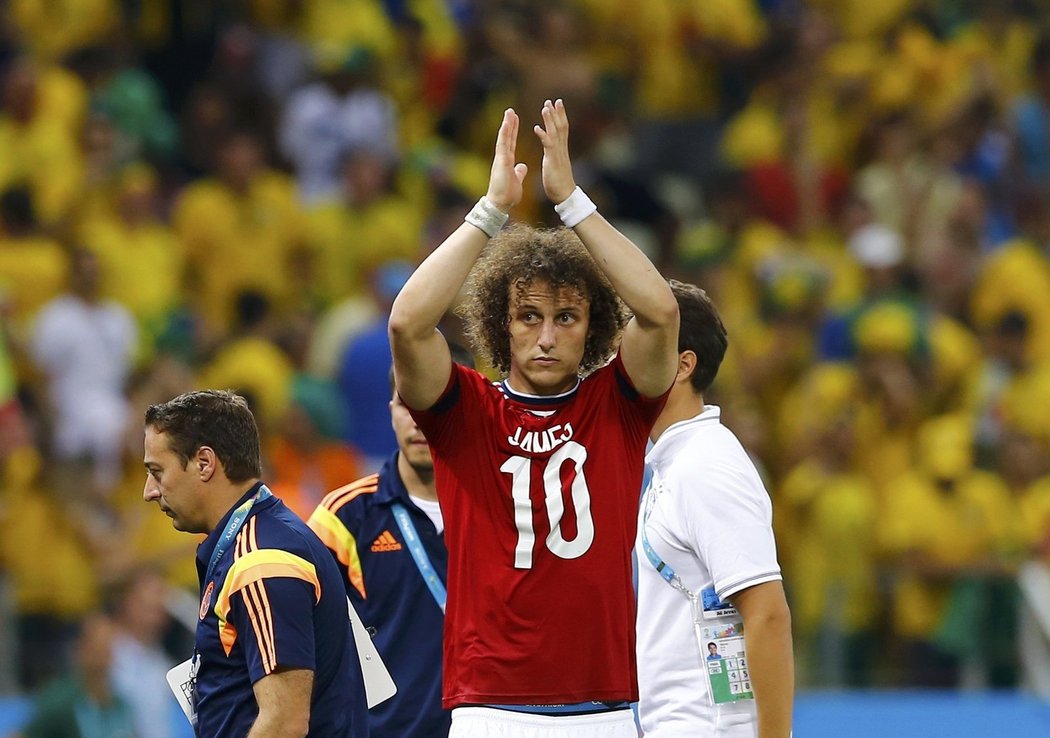 David Luiz v dresu možná nejlepšího střelce MS - Kolumbijce Jamese Rodrígueze