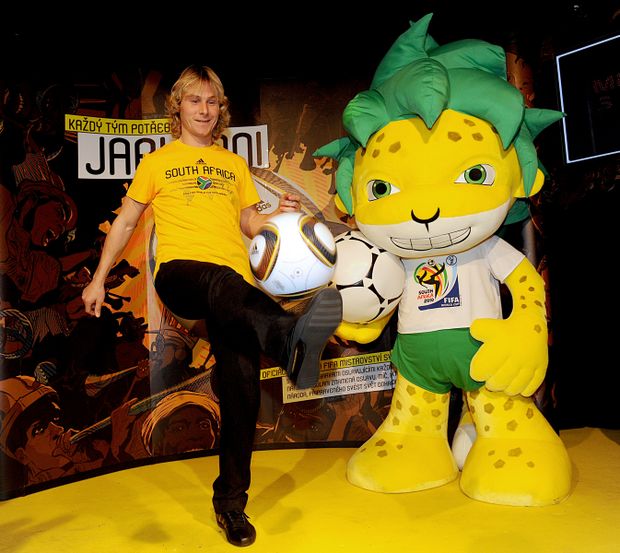 Pavel Nedvěd si míč Jabulani pochvaluje Pavel Nedvěd si míč Jabulani pochvaluje