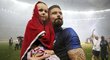 Olivier Giroud slaví se svou dceru titul mistrů světa po finálové výhře nad Chorvatskem