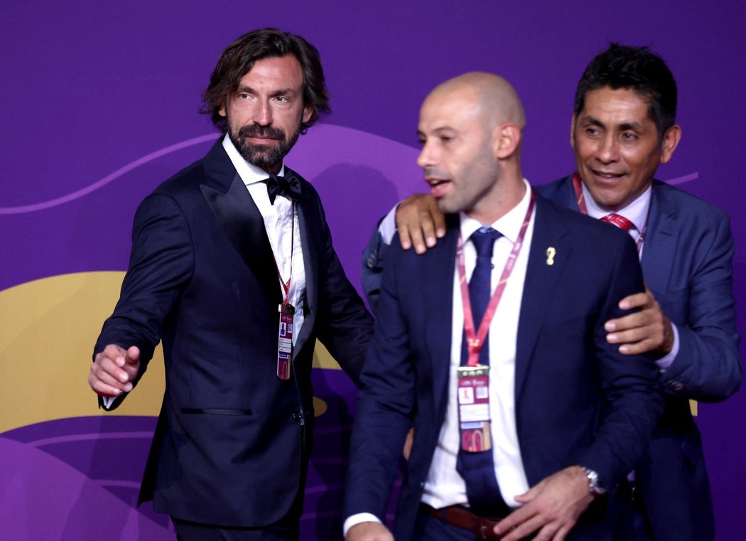 Andrea Pirlo, Javier Mascherano a Jorge Campos přicházejí na losování MS v Kataru