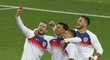 Postupové selfíčko čtveřice Angličanů Eric Dier, Dele Alli, Kieran Trippier a Jack Butland po penaltovém dramatu proti Kolumbii