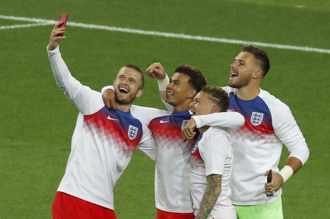 Postupové selfíčko čtveřice Angličanů Eric Dier, Dele Alli, Kieran Trippier a Jack Butland po penaltovém dramatu proti Kolumbii