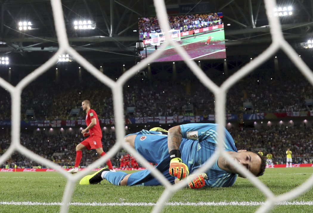 Kolumbijský brankář David Ospina poté, co ho vítěznou penaltou překonal Angličan Eric Dier
