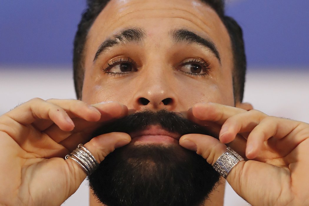 Adal Rami se stal se svým knírem a plnovousem maskotem francouzských fotbalistů na MS